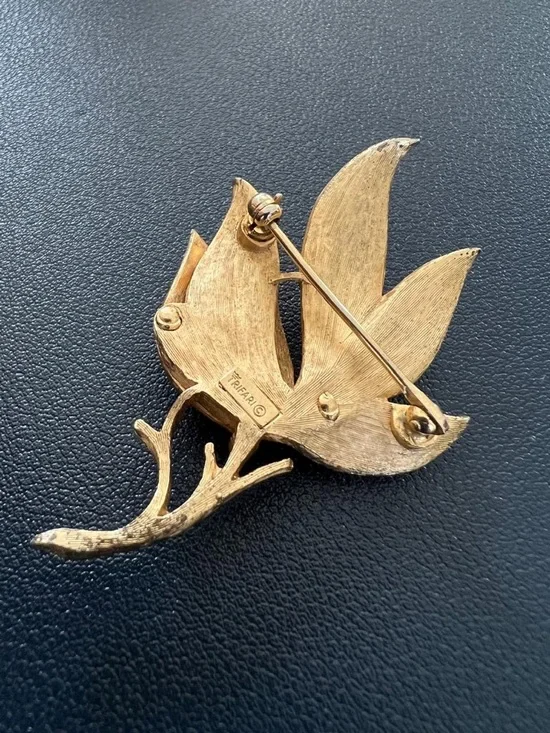 Crown Trifari Gold Tone Flower Brooch - Picture 5 of 6